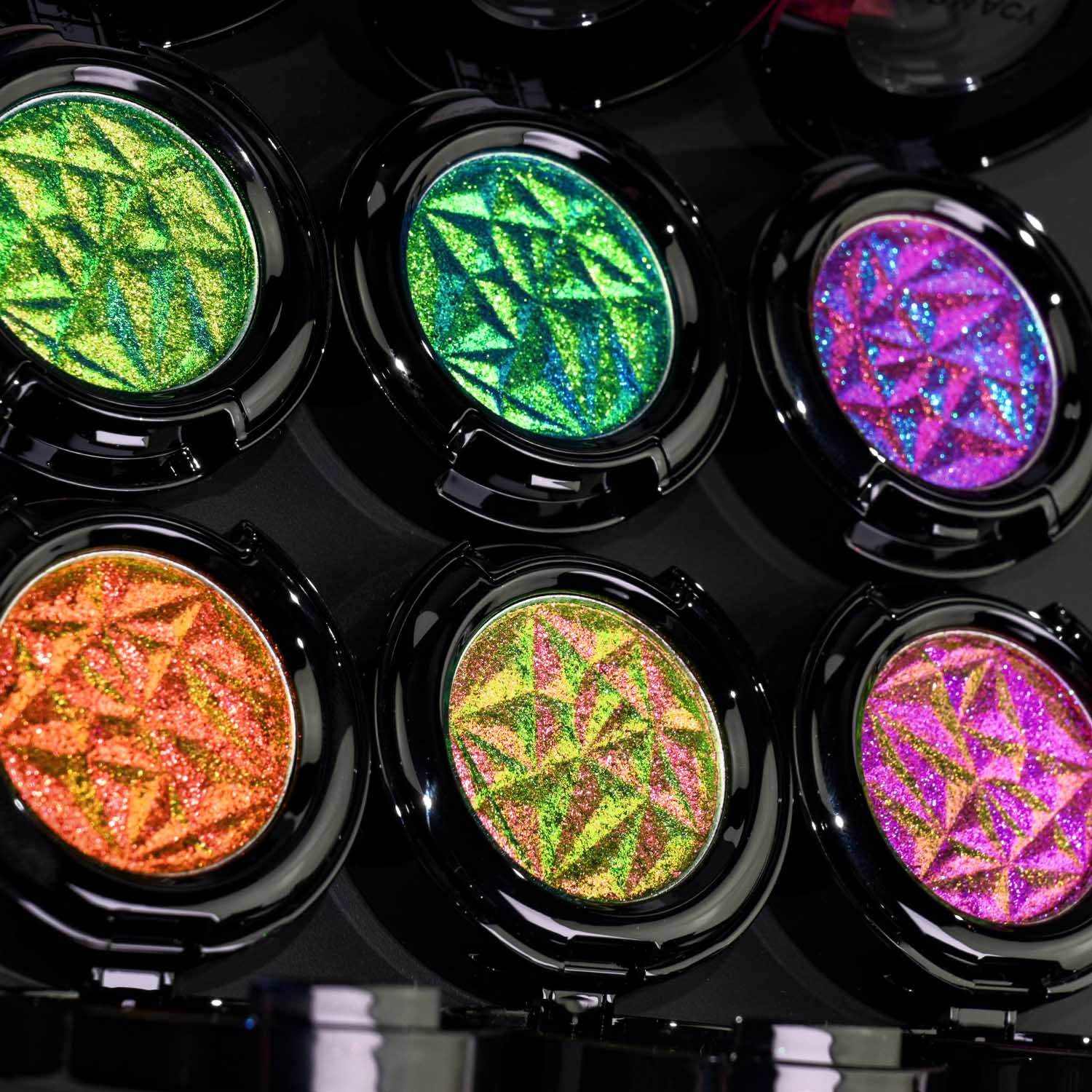 Holographic pearlescent pigment